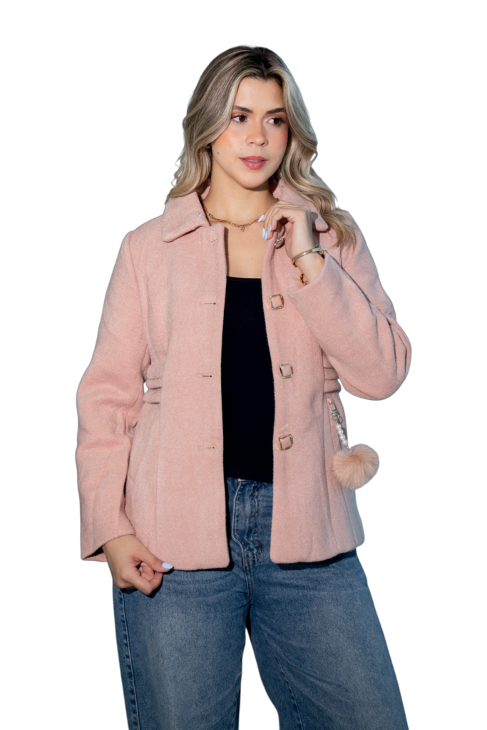 Mujer con casaca marrón y cuello claro